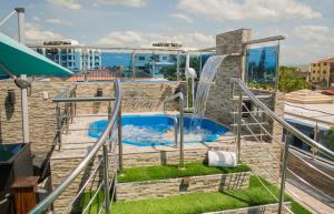 Výhľad na bazén v ubytovaní Jacuzzi Privado en santiago de los Caballeros alebo v jeho blízkosti