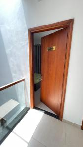 een houten deur met een bord erop in een kamer bij Căn hộ hiện đại in Quy Nhon