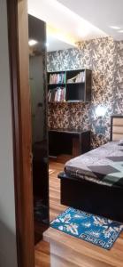 マンガロールにあるIMARAのベッドルーム(ベッド1台、本棚付)