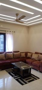 un soggiorno con divano e tavolino da caffè di IMARA a Mangalore