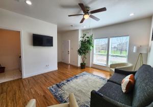 sala de estar con sofá y ventilador de techo en Centrally Located 3 Bed Minutes From Downtown, en Houston