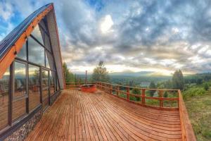Cabaña Alpina Experience : سطح خشبي على منزل مطل