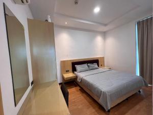 um pequeno quarto com uma cama e uma janela em Nick's Homestay @Boulevard mall @ Imperial Suites em Kuching