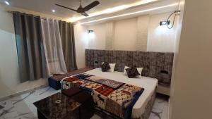 a bedroom with a bed and a ceiling fan at Hotel weekend Pachmarhi in Pachmarhī