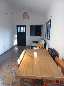 um quarto com uma mesa de madeira e cadeiras em La casita de Aitana em Pergamino