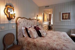 um quarto com uma cama grande e almofadas em B&B Exclusive Guesthouse Bonifacius em Bruges