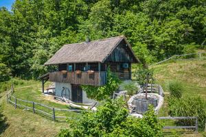 Casa pequeña con balcón en una colina en Vineyard Cottages Skatlar - Happy Rentals en Otočec