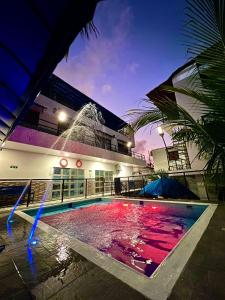 una piscina con una fuente frente a un edificio en Apartamentos Vistas del Caribe Sede Campestre, en Cartagena de Indias
