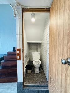 - une salle de bains avec toilettes dans un escalier dans l'établissement Chubby 9 Room 8, à Bang O