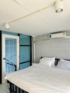- une chambre avec un grand lit blanc et une fenêtre dans l'établissement Chubby 9 Room 8, à Bang O