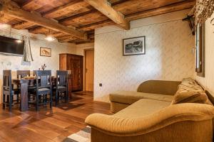 sala de estar con sofá y comedor en Vineyard Cottages Skatlar - Happy Rentals en Otočec