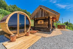 Cabaña de madera grande con ventana grande en Vineyard Cottages Skatlar - Happy Rentals en Otočec