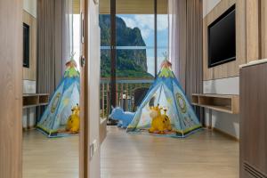 una habitación para niños con una habitación con una tienda de juegos en Holiday Inn Resort Krabi Ao Nang Beach, an IHG Hotel en Ao Nang