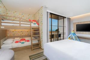 Habitación infantil con literas y TV en Holiday Inn Resort Krabi Ao Nang Beach, an IHG Hotel en Ao Nang