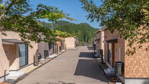 une rue vide dans une ville avec des bâtiments dans l'établissement WAT RESORT 焚火とサウナBBQandリゾートヴィラ 高山, à Takayama