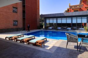 בריכת השחייה שנמצאת ב-Hotel Dolmaling או באזור