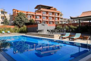 בריכת השחייה שנמצאת ב-Hotel Dolmaling או באזור