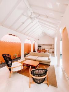 un salon avec un canapé et des chaises dans l'établissement Happy Together By Kresna Hospitality, à Seminyak 194 autres photos