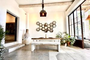 a living room with a bench and a pendant light at Baja House in Todos Santos