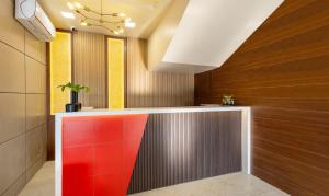 a lobby with a reception counter with wood at Treebo Trend Nestlay Rooms Gummidipoondi in Chennai