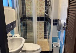 een badkamer met een douche, een toilet en een wastafel bij Chris Jay @ CNX in Chiang Mai