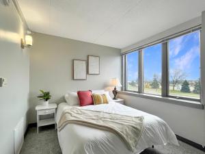1 dormitorio con cama y ventana grande en Downtown 1br By Steps From Wells Free Parking, en Des Moines