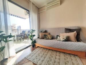 - un canapé dans le salon doté d'une grande fenêtre dans l'établissement Gandia Mallorca 27, à Gandía