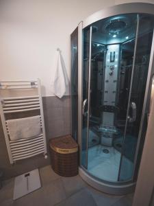 W łazience znajduje się prysznic ze szklanymi drzwiami. w obiekcie Itiseasy Palermo 1 e 2 Private Apartments w mieście Palermo +37 zdjęć