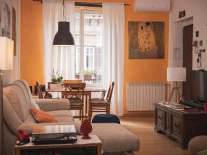 salon z kanapą i stołem w obiekcie Itiseasy Palermo 1 e 2 Private Apartments w mieście Palermo