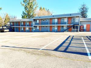 un aparcamiento vacío frente a un edificio en Ashland Motel - Oregon en Ashland