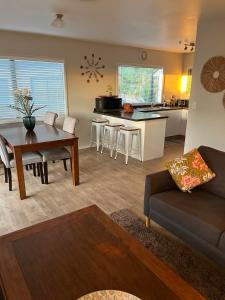 ein Wohnzimmer mit einem Sofa und einem Tisch sowie eine Küche in der Unterkunft Cozy corner in Thames