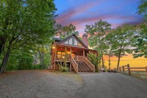 een huis met een trap naar een huis bij Best Views in Ellijay - Waffle Bar-King Bed-HotTub in Ellijay