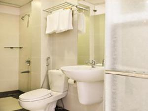 y baño con aseo y lavamanos. en NhaTrang Luxury Serviced Apartment, en Nha Trang