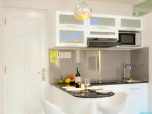 una cocina con una mesa con copas de vino y un fregadero en NhaTrang Luxury Serviced Apartment, en Nha Trang