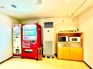 Cette chambre dispose d'une machine à cocacola et d'un four micro-ondes. dans l'établissement Hotel Happy Holiday Ishigakijima - Vacation STAY 04127v, à Ishigaki