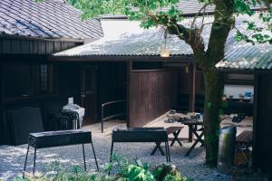 田辺市にある熊野四季亭のパティオ(椅子2脚、テーブル1台、木付)