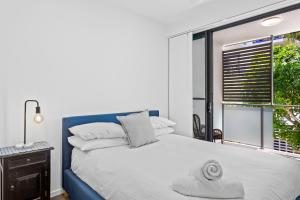 um quarto com uma cama grande e uma janela em 3-Bed Beach Haven with Patio, BBQ & Secure Parking em Scarborough