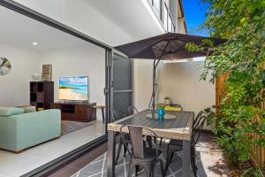 un patio con mesa, sillas y sofá en 3-Bed Beach Haven with Patio, BBQ & Secure Parking, en Scarborough