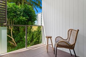 una silla de ratán sentada en un balcón con una mesa en 3-Bed Beach Haven with Patio, BBQ & Secure Parking, en Scarborough