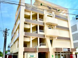 un edificio con balcones en un lateral en Hotel Happy Holiday Ishigakijima - Vacation STAY 04133v en Isla Ishigaki