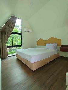 a bedroom with a large bed and a large window at โรงแรมสบายโฮเต็ล 