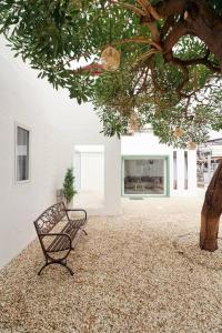 チェンマイにあるHeimish Villaの横木のベンチ