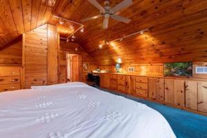 ein Schlafzimmer mit einem großen Bett in einer Holzhütte in der Unterkunft Family FUN-Relax-Mtn View-Game Rm-HotTub in Blue Ridge