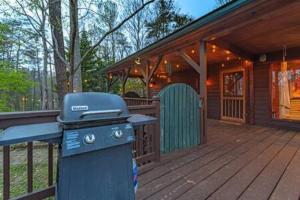 einem Grill auf einer Veranda eines Hauses in der Unterkunft Family FUN-Relax-Mtn View-Game Rm-HotTub in Blue Ridge