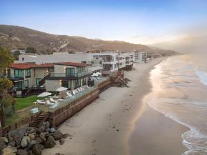 Luftaufnahme eines Strandes mit Häusern und dem Meer in der Unterkunft Malibu Sand Carbon Beach Suites in Malibu