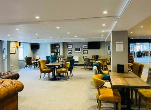a restaurant with tables and chairs and tables and chairs at C-Scape Lodge in Newquay
