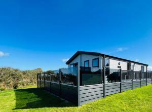 Casa moderna con exterior en blanco y negro en C-Scape Lodge en Newquay