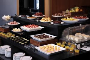 un buffet con muchos tipos diferentes de comida a la vista en RIHGA Royal Hotel Osaka, en Osaka