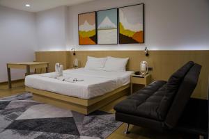 1 dormitorio con cama y sofá en Sakura Sky Residence en Bangkok