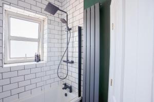 O baie la Stay with airhgt at 3 bedroom house near The Stray +19 fotografii